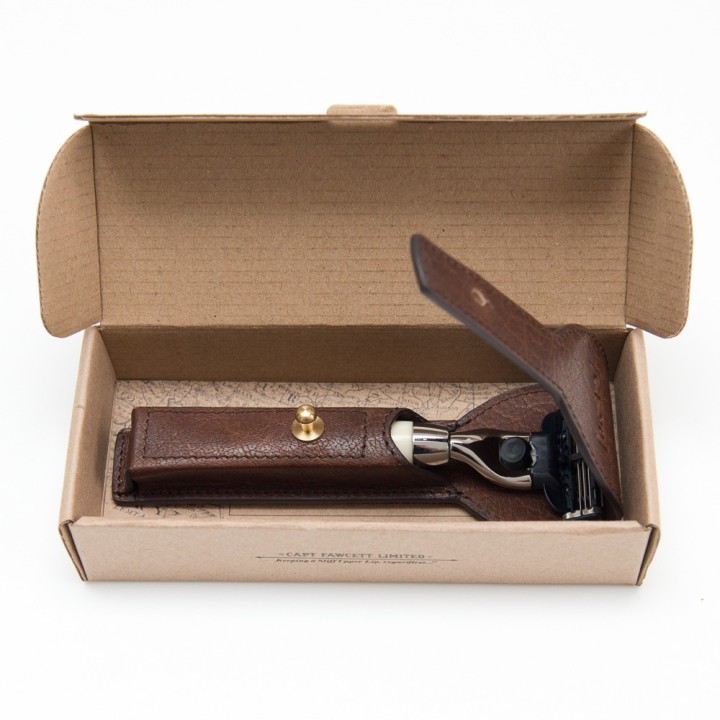 Maquinilla Afeitar Mach 3 con Funda Cuero Captain Fawcett